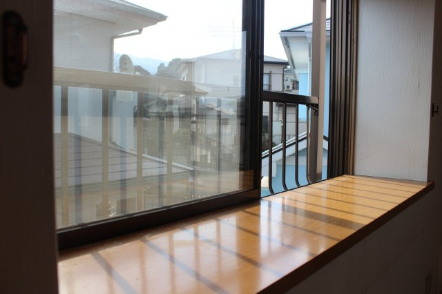 【展望】 | 早良区梅林７丁目 戸建て | 居室には必ず出窓が付いているので窓辺に物を置くことができ、部屋の空間も広く感じられます
