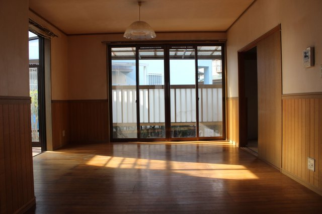 【洋室】 | 早良区梅林７丁目 戸建て | 6.5帖の洋室。バルコニーに面した明るいお部屋です