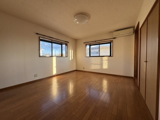 【角地】屋根・壁改築済×立地良好！　那須塩原の綺麗な空き家♪の洋室|9帖の洋室です