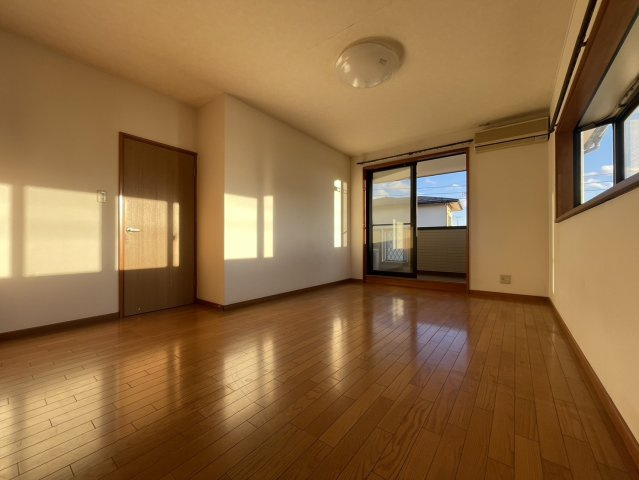 【角地】屋根・壁改築済×立地良好！　那須塩原の綺麗な空き家♪の洋室|9帖の洋室です