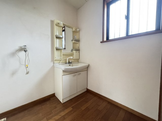 【角地】屋根・壁改築済×立地良好！　那須塩原の綺麗な空き家♪の洗面所|脱衣スペースもあります