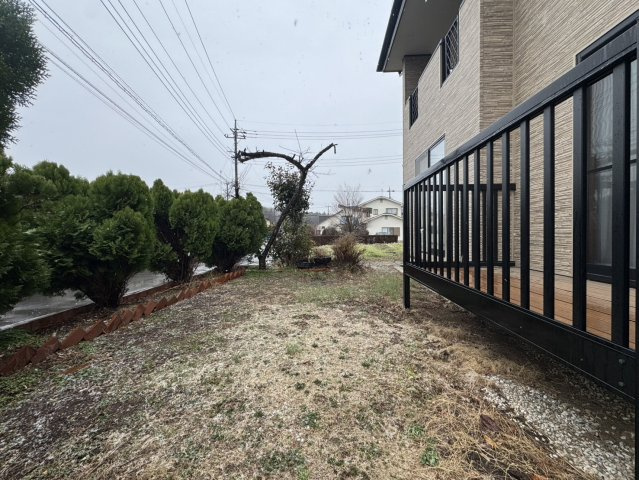 【角地】屋根・壁改築済×立地良好！　那須塩原の綺麗な空き家♪の庭|バルコニー付きのお庭です
