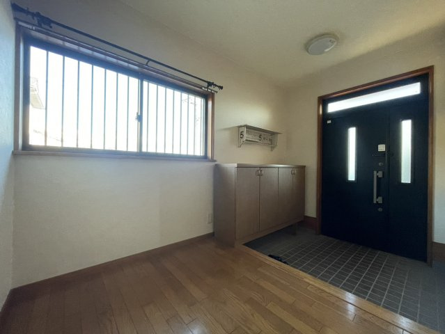 【角地】屋根・壁改築済×立地良好！　那須塩原の綺麗な空き家♪の玄関|収納もある玄関です