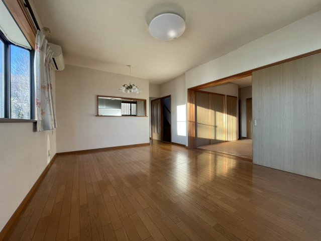 【角地】屋根・壁改築済×立地良好！　那須塩原の綺麗な空き家♪の居間・リビング