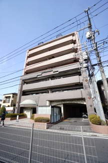 【外観】 | 【リノベ済】ダイアパレス草津ガーデンコート | 【耐震性】
耐震性の高さを判断するポイントは、
建築確認申請日が1981年6月1日以降の
新耐震基準に適合しているかどうか。
震度６程度の大地震でも
建物が崩壊しないレベルが基準になりました。