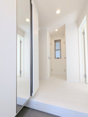 葛飾区東四つ木２丁目の戸建の玄関|～収納付き玄関写真～