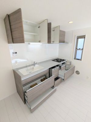 【キッチン】 | 葛飾区東四つ木２丁目の戸建 | ～食器洗浄乾燥機付のキッチン写真～