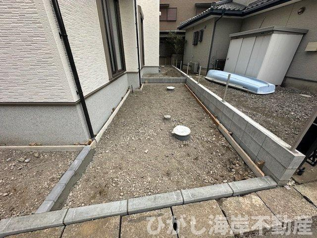 平塚市夕陽ケ丘　新築戸建　全２棟の駐車場|3月6日撮影　外構工事中　駐車スペース