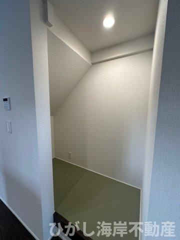 平塚市夕陽ケ丘　新築戸建　全２棟の内装|階段下収納