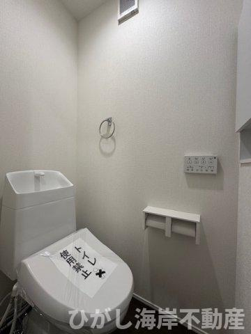 平塚市夕陽ケ丘　新築戸建　全２棟のトイレ|洗浄機能付きお手洗い