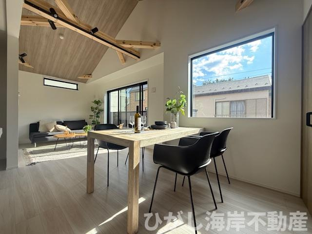 平塚市袖ヶ浜　新築戸建の居間・リビング|18.5帖　勾配天井のLDK