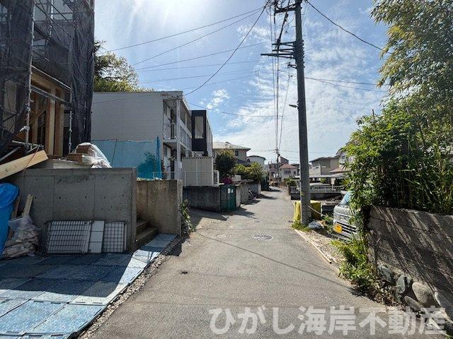 茅ヶ崎市小和田1丁目　新築戸建　全2棟の前面道路含む現地写真|4月18日撮影　建築中　現地外観