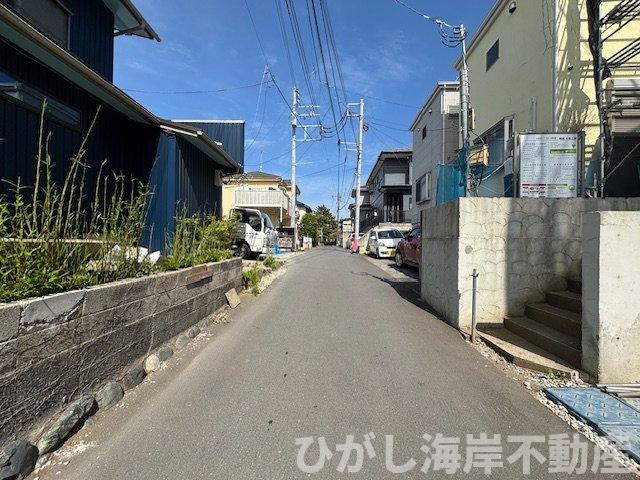 茅ヶ崎市小和田1丁目　新築戸建　全2棟の前面道路含む現地写真|4月18日撮影　建築中　現地外観