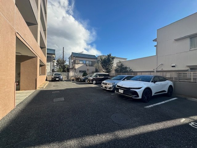マイメゾン茅ヶ崎本村の駐車場|新規リフォーム完了！駐車スペース