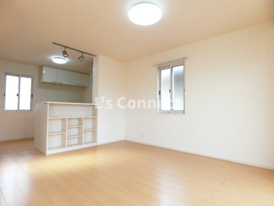 【居間・リビング】 | コーポ・ゼルコバ | 角部屋で２面に窓があります。