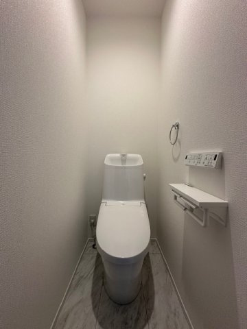 藤沢市辻堂太平台1丁目　新築戸建　全5棟のトイレ|洗浄機能付きお手洗い