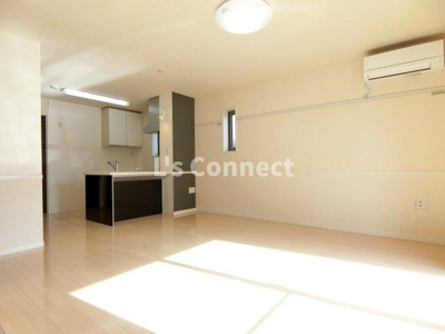 【居間・リビング】 | ルシエルブラン泉中央Ⅰ | １３．７帖のＬＤＫ。角部屋で２面に窓があります。