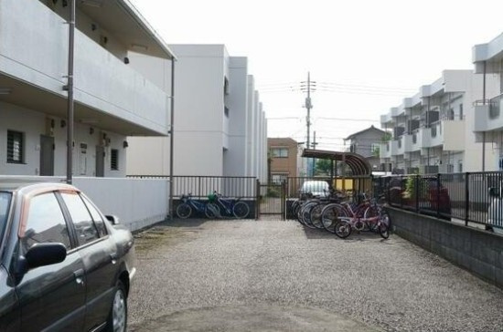 ルミエール本宿四番館の駐車場
