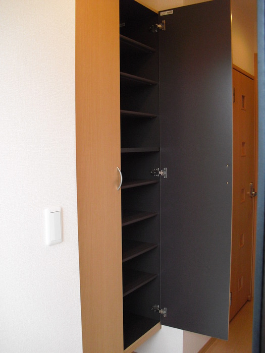 レジデンスTamayaA棟の玄関|シューズボックス付きの玄関です☆