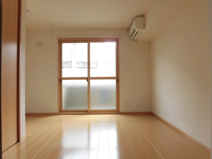 レジデンスTamayaA棟の居間・リビング|明るい室内です☆