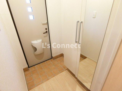 【玄関】 | 町浦壱番館 | 背の高い下駄箱には鏡付きで身だしなみチェック。