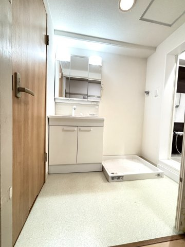 広々した洗面脱衣所。