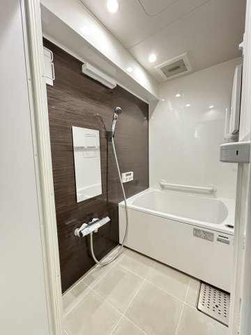 お風呂をまたぎやすいレバー付き