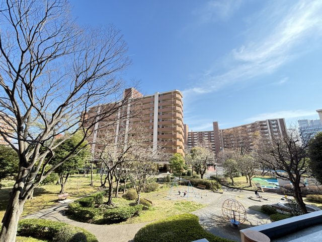 お部屋からは共用部の樹木やプレイロットが臨めます