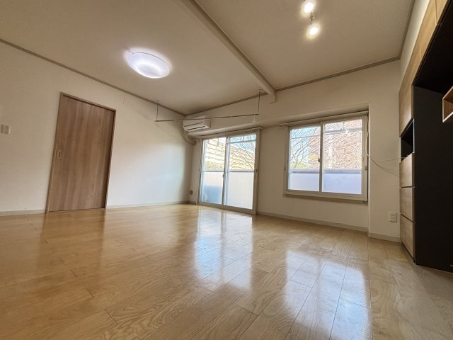 南東向きで明るいワイドスパンバルコニーに面したLDK