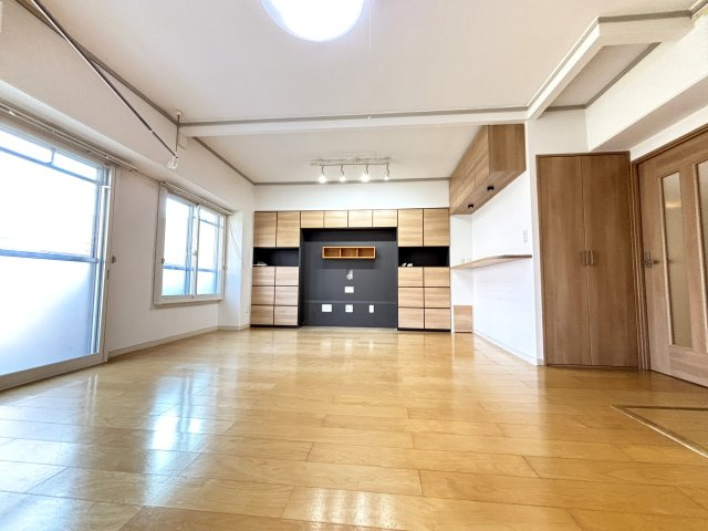 広々したリビング。壁面収納が豊富で便利です。