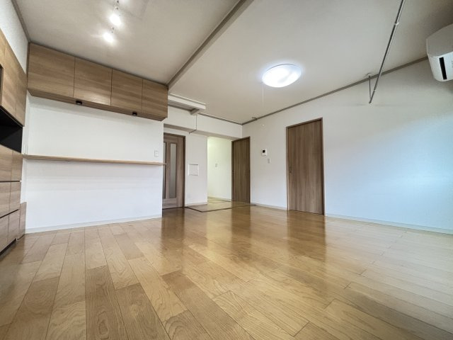 上部に吊戸棚があり、収納豊富です