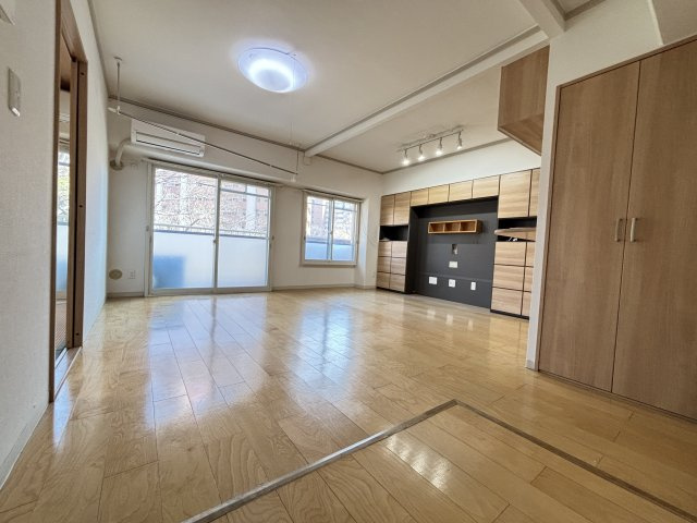 写真右側のリビング収納です。