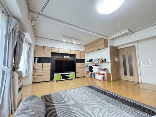 インテリアとの親和性が高い明るい木目調のお部屋です。