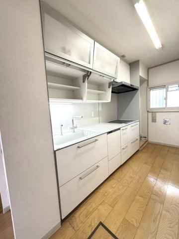 白を基調とした明るいキッチン。入口にフェンスを入れれば、子どもが立ち入らないようにできますね