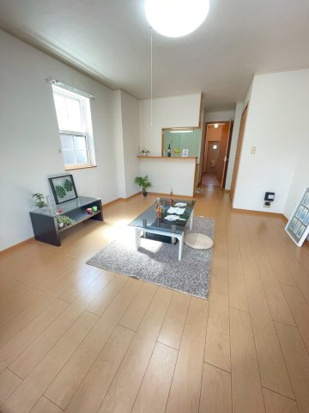 ピアボヌールⅠⅡⅢの居間・リビング|明るい室内です☆