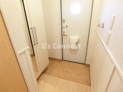 【玄関】 | チームサモン若柳フィフス | 背の高い下駄箱には鏡付きで身だしなみチェック。