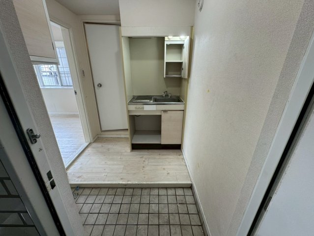 ローズアパートメントR5番館の玄関