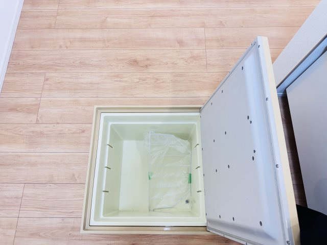松戸市六高台７丁目新築戸建【六実第三小学校：4分】のキッチン|キッチン床下収納