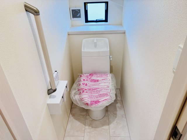 松戸市六高台７丁目新築戸建【六実第三小学校：4分】のトイレ|温水洗浄暖房便座つきトイレ