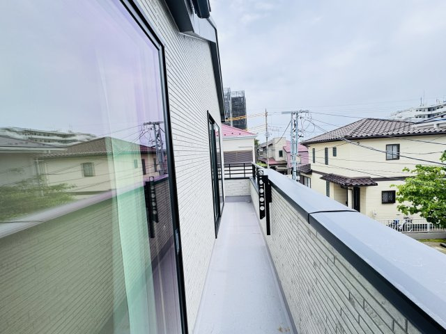 松戸市六高台７丁目新築戸建【六実第三小学校：4分】のバルコニー|南西向きワイドバルコニー・日当たり良好♪