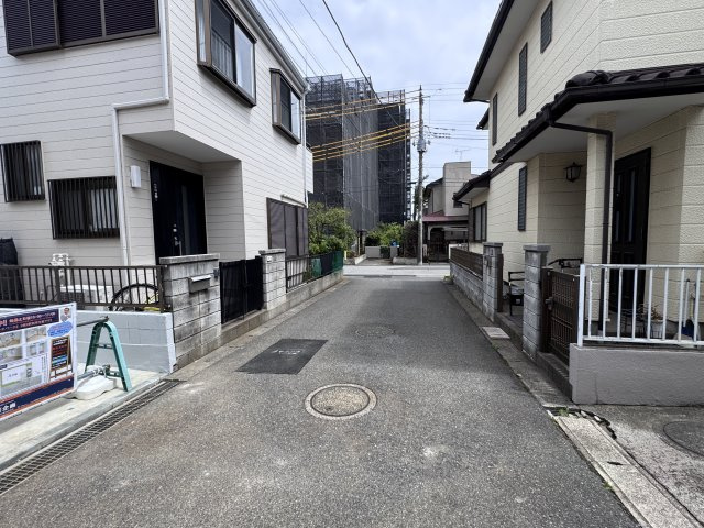 松戸市六高台７丁目新築戸建【六実第三小学校：4分】の前面道路含む現地写真|南西側前面道路