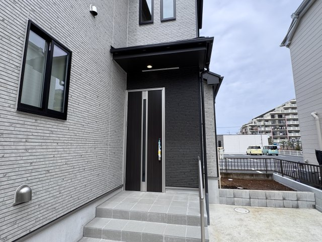 松戸市六高台７丁目新築戸建【六実第三小学校：4分】のエントランス|エントランス・玄関ポーチ