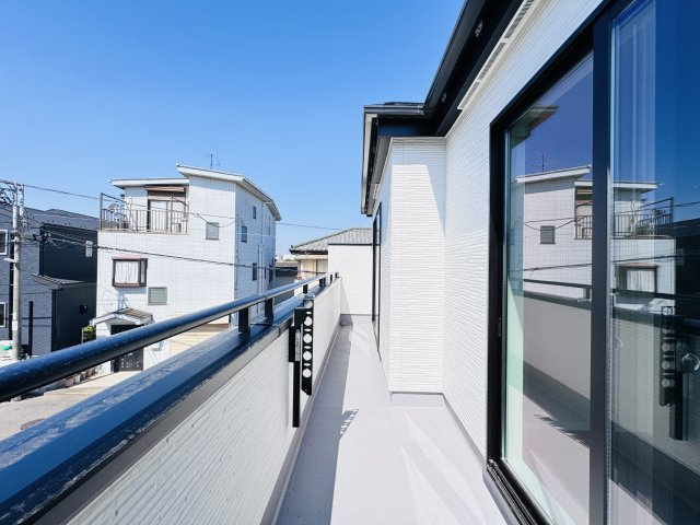 松戸市常盤平双葉町新築戸建【常盤平第三小学校：9分】のバルコニー|南向きワイドバルコニー・日当たり良好♪
