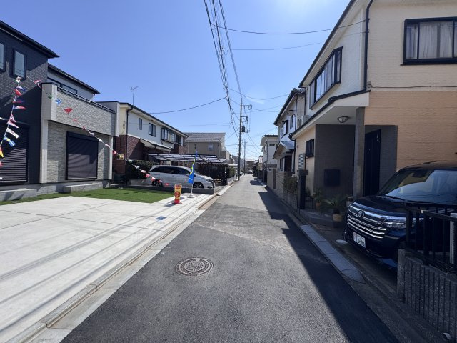 松戸市常盤平双葉町新築戸建【常盤平第三小学校：9分】の前面道路含む現地写真|南側前面道路