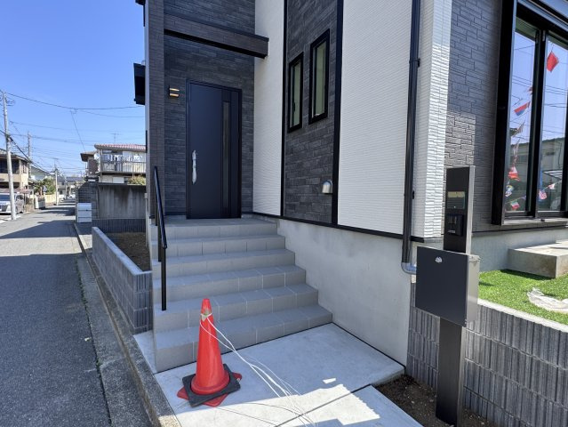 松戸市常盤平双葉町新築戸建【常盤平第三小学校：9分】のエントランス|エントランス・玄関ポーチ