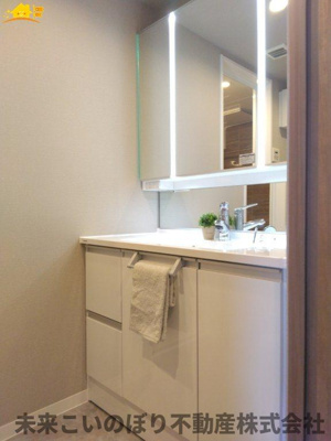 【独立洗面台】 | シティホームズ幸手 | 鏡の裏は収納になっています。
スッキリ収納ができます！