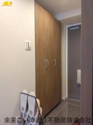 【玄関】 | シティホームズ幸手 | 内側から見た玄関はとても開放感があり、気持ちよくお出かけができます。
収納もしっかりあるので家族の靴をきちんと片づけておけます。