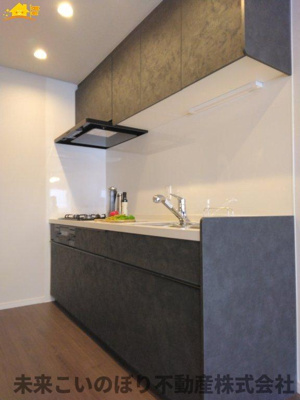 【キッチン】 | シティホームズ幸手 | お料理に集中できる独立型キッチン！音や匂いがダイニングに届きにくいのが特徴です。壁面が多いので収納スペースにも余裕ができ急な来客の際に積み重なった食器を見られてしまったなんてことも防げますよ！