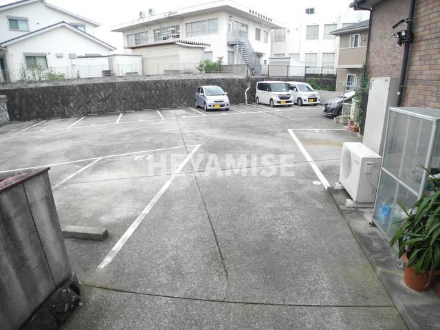 リーガル栄田の駐車場