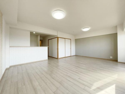 【居間・リビング】 | ベルク浜寺公園 | ここにはみんなが集い、食事と楽しい会話が始まる。話に夢中になりすぎて、ついつい時を忘れてしまう。そんな束の間の幸せを感じさせてくれる場所。
